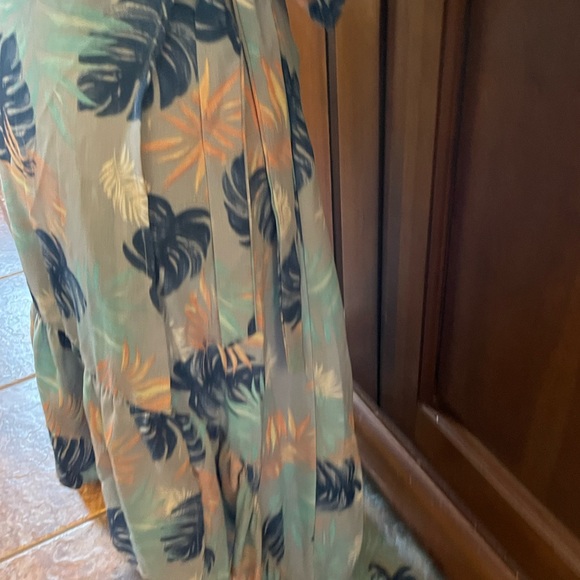 Estro Small Tropical Wrap skirt and Matching Bandeau - Picture 11 of 12